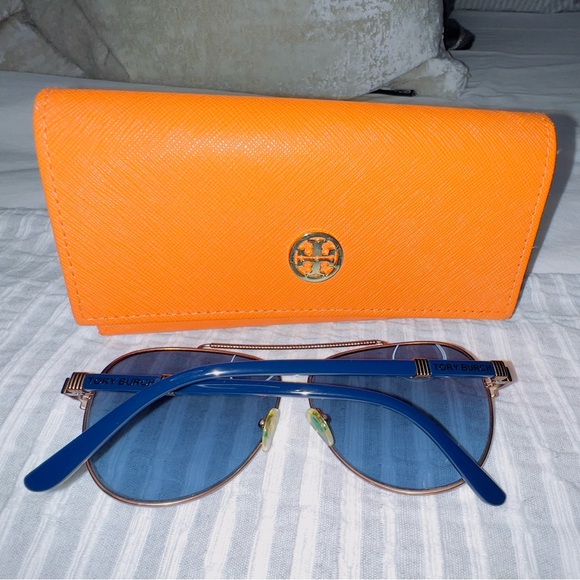Tory Burch: Blue Sunshades - Picture 2 of 3